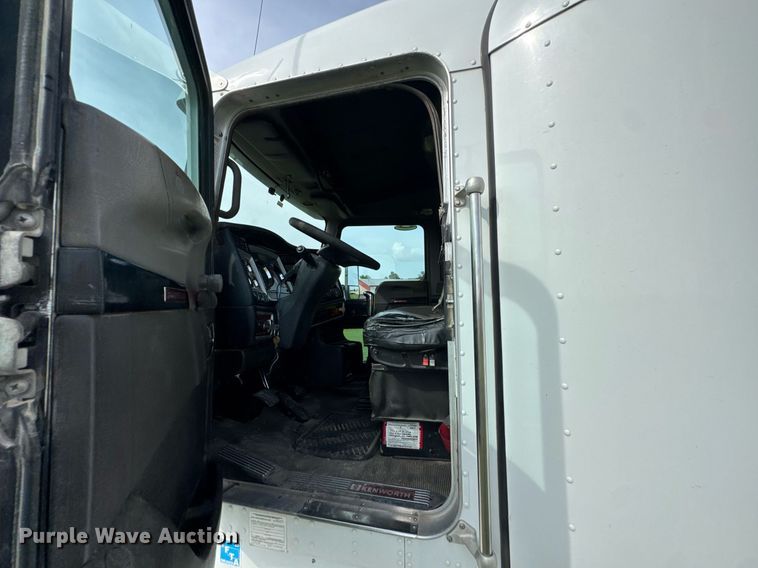 image for item DU9364 2013 Kenworth T660 semi truck