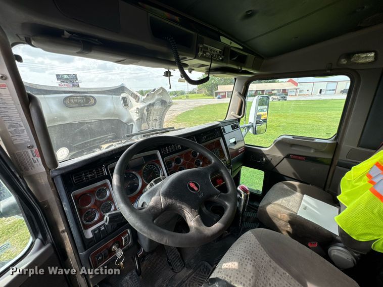 image for item DU9364 2013 Kenworth T660 semi truck