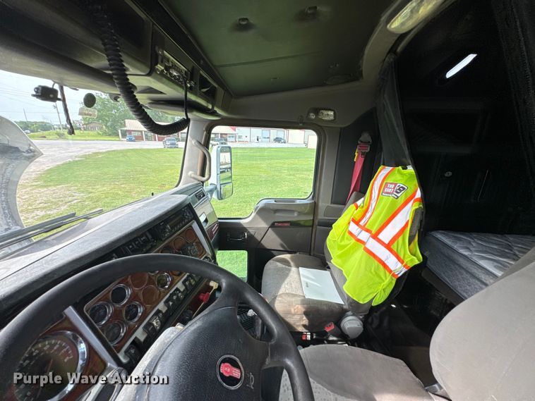 image for item DU9364 2013 Kenworth T660 semi truck