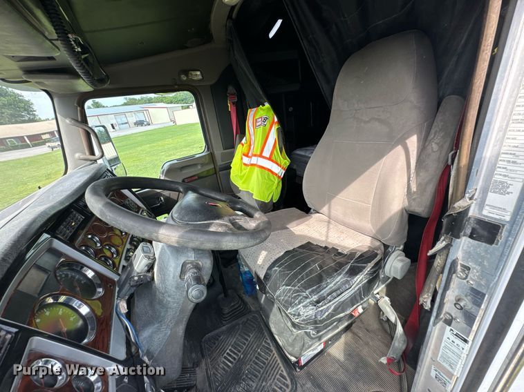 image for item DU9364 2013 Kenworth T660 semi truck