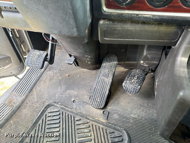 image for item DU9364 2013 Kenworth T660 semi truck