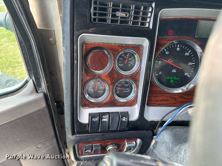 image for item DU9364 2013 Kenworth T660 semi truck