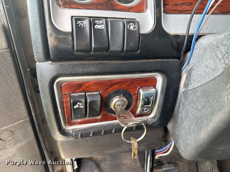 image for item DU9364 2013 Kenworth T660 semi truck