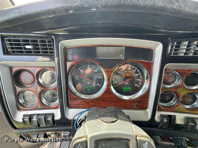 image for item DU9364 2013 Kenworth T660 semi truck