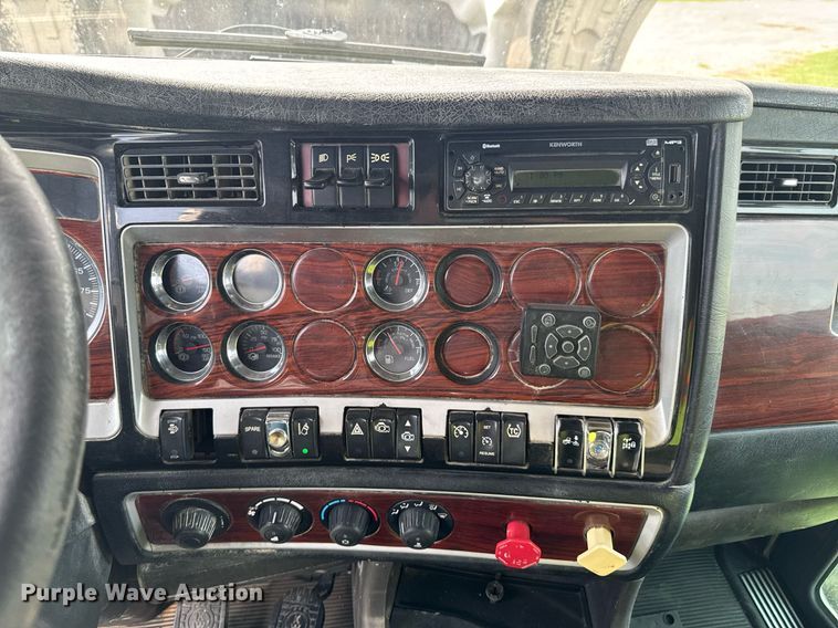 image for item DU9364 2013 Kenworth T660 semi truck