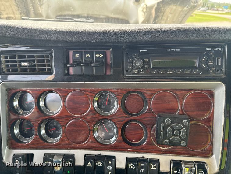 image for item DU9364 2013 Kenworth T660 semi truck