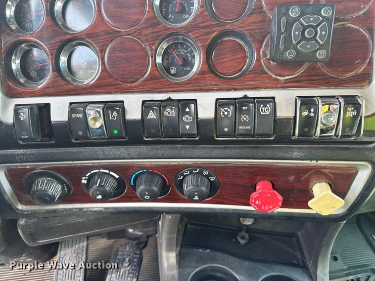 image for item DU9364 2013 Kenworth T660 semi truck