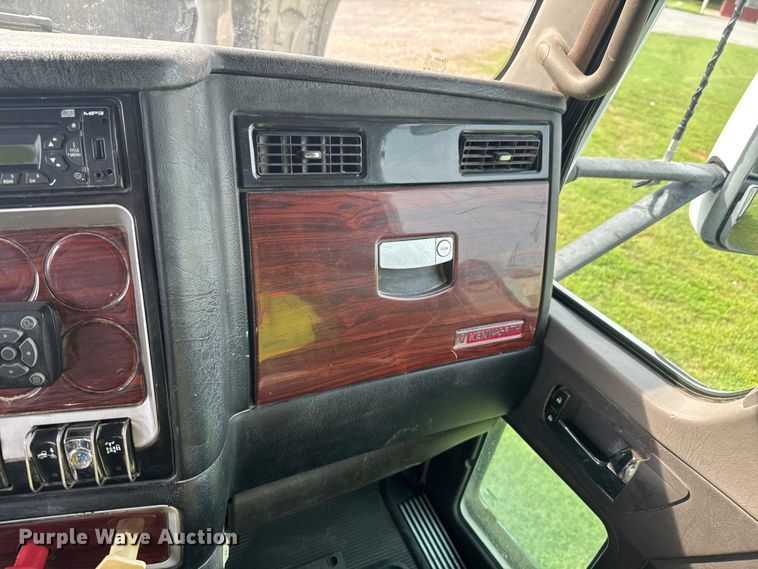 image for item DU9364 2013 Kenworth T660 semi truck