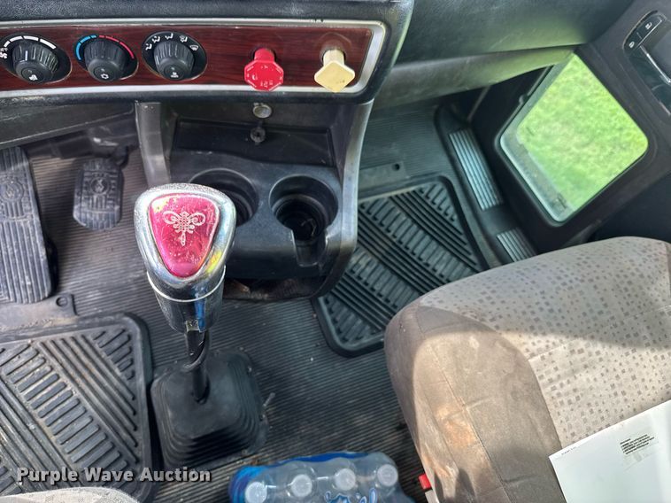 image for item DU9364 2013 Kenworth T660 semi truck