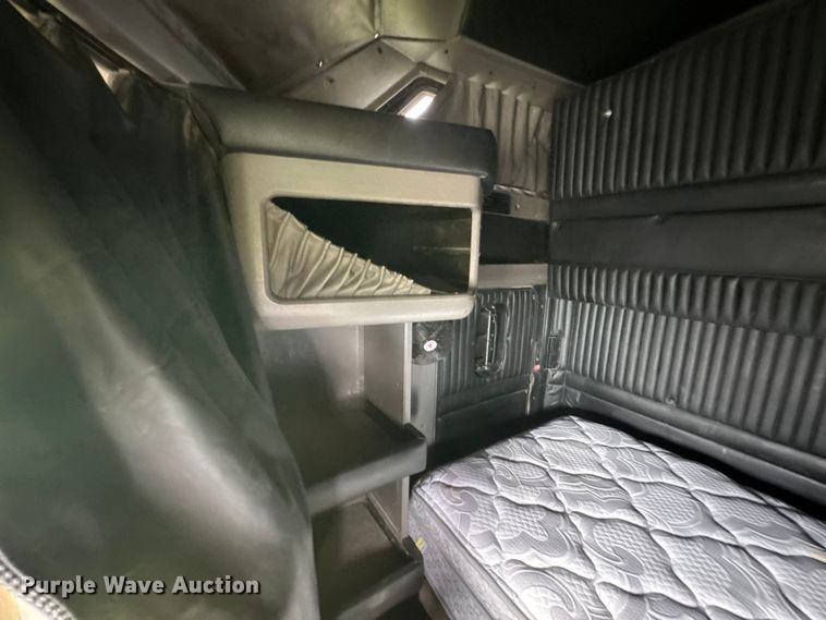 image for item DU9364 2013 Kenworth T660 semi truck