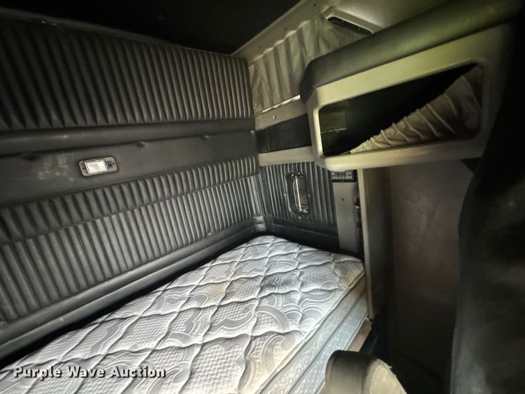 image for item DU9364 2013 Kenworth T660 semi truck