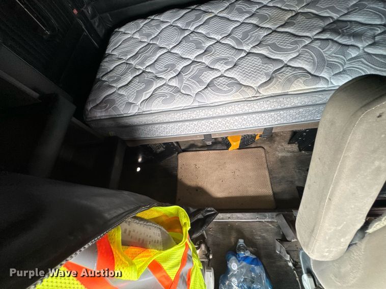 image for item DU9364 2013 Kenworth T660 semi truck