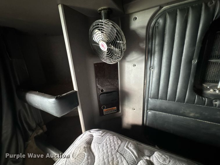 image for item DU9364 2013 Kenworth T660 semi truck