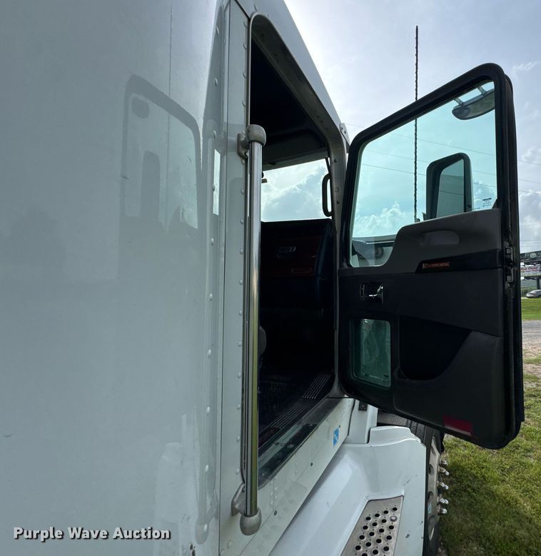 image for item DU9364 2013 Kenworth T660 semi truck