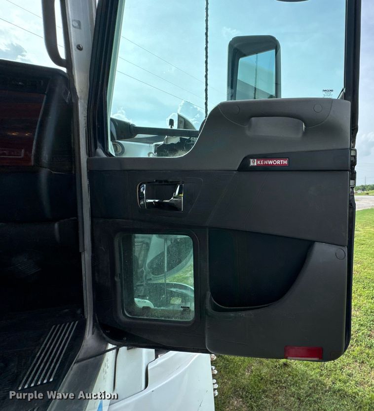 image for item DU9364 2013 Kenworth T660 semi truck