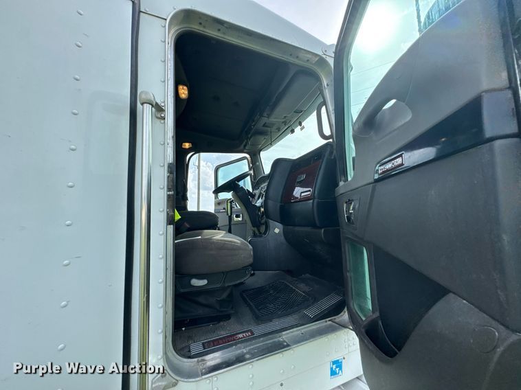 image for item DU9364 2013 Kenworth T660 semi truck