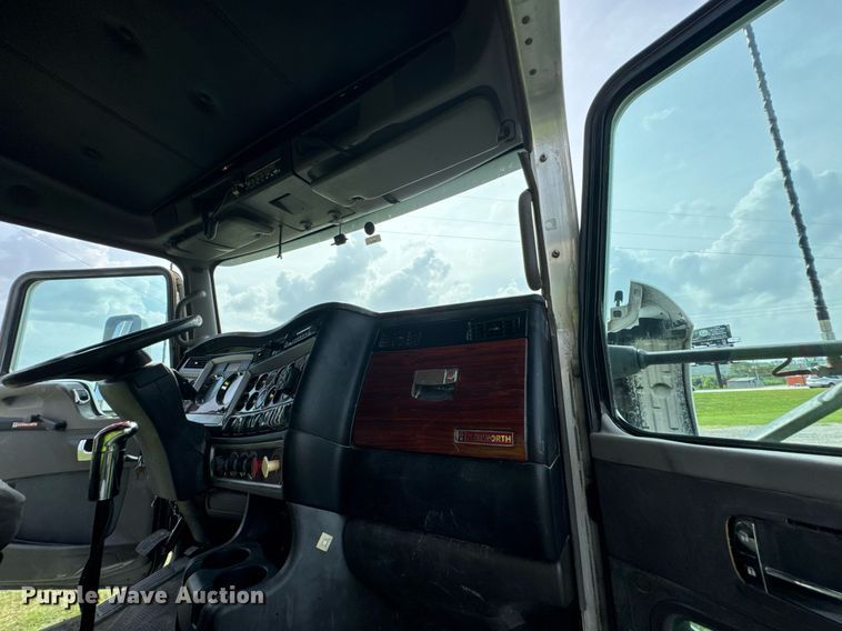 image for item DU9364 2013 Kenworth T660 semi truck