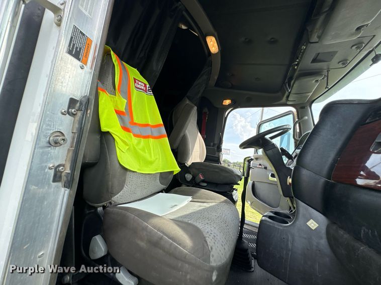 image for item DU9364 2013 Kenworth T660 semi truck