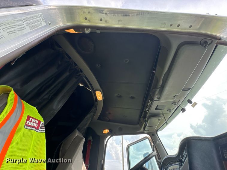 image for item DU9364 2013 Kenworth T660 semi truck