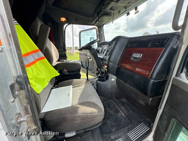 image for item DU9364 2013 Kenworth T660 semi truck