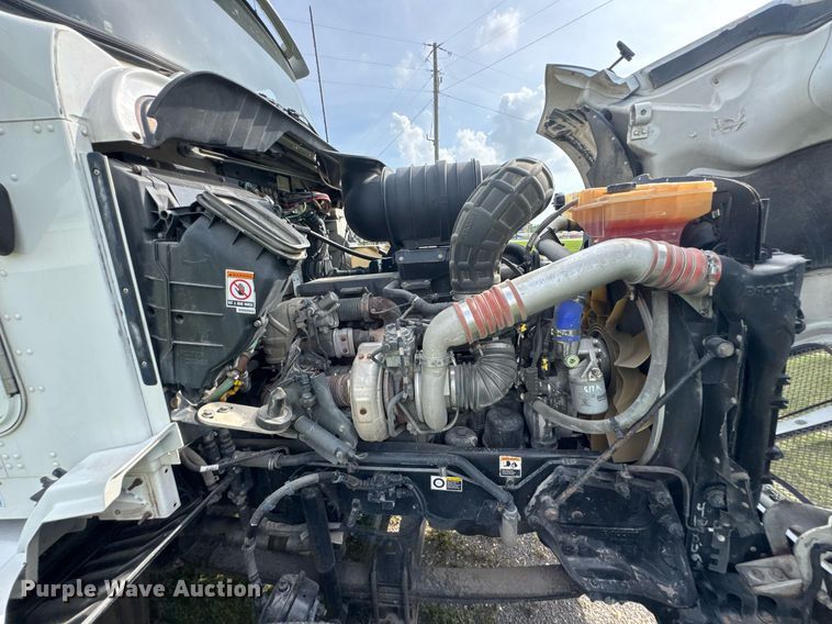 image for item DU9364 2013 Kenworth T660 semi truck