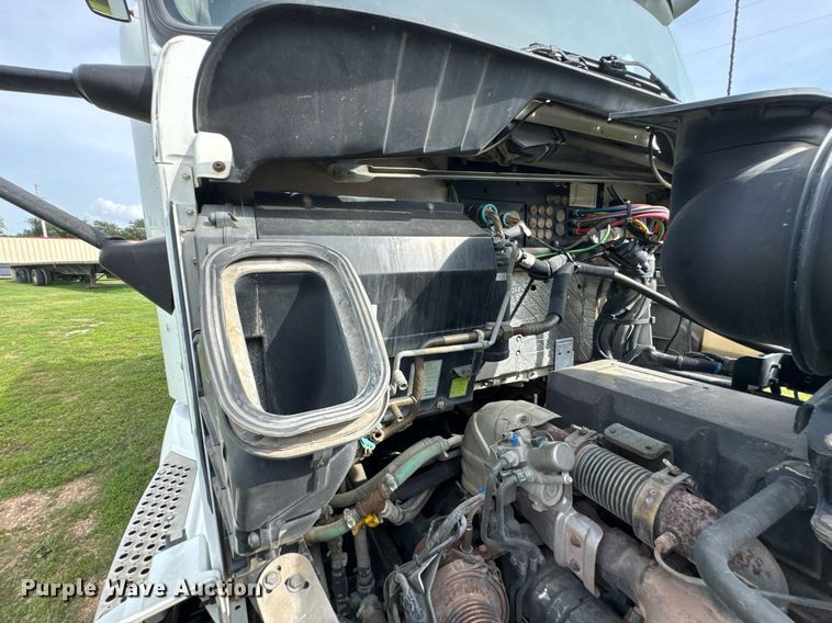 image for item DU9364 2013 Kenworth T660 semi truck