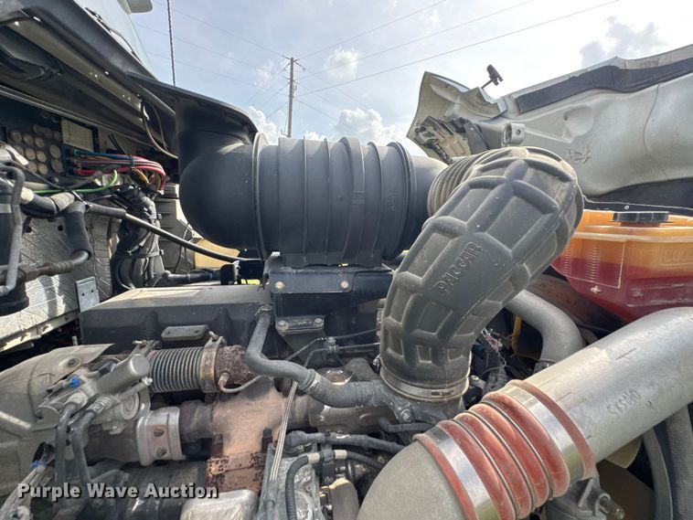 image for item DU9364 2013 Kenworth T660 semi truck