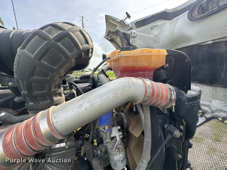 image for item DU9364 2013 Kenworth T660 semi truck