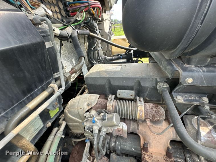 image for item DU9364 2013 Kenworth T660 semi truck