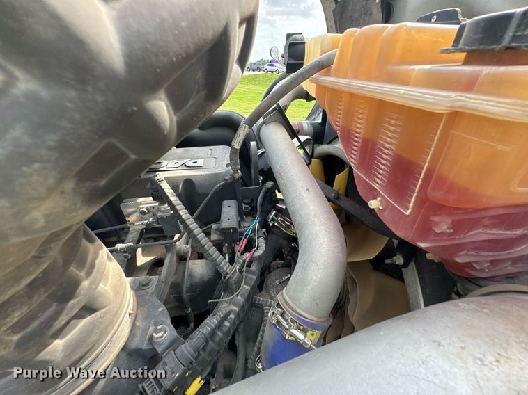 image for item DU9364 2013 Kenworth T660 semi truck