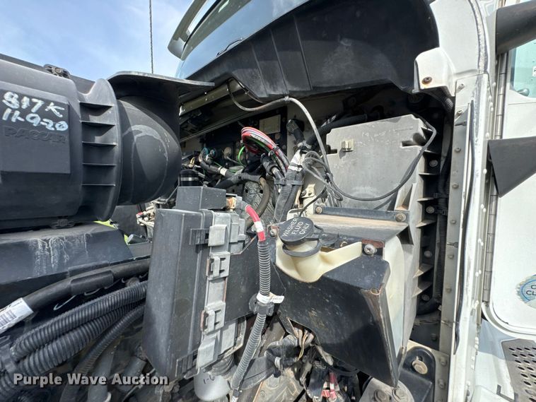 image for item DU9364 2013 Kenworth T660 semi truck