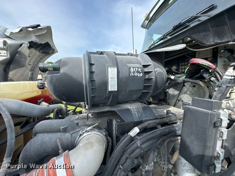 image for item DU9364 2013 Kenworth T660 semi truck