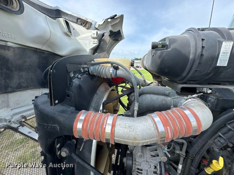 image for item DU9364 2013 Kenworth T660 semi truck