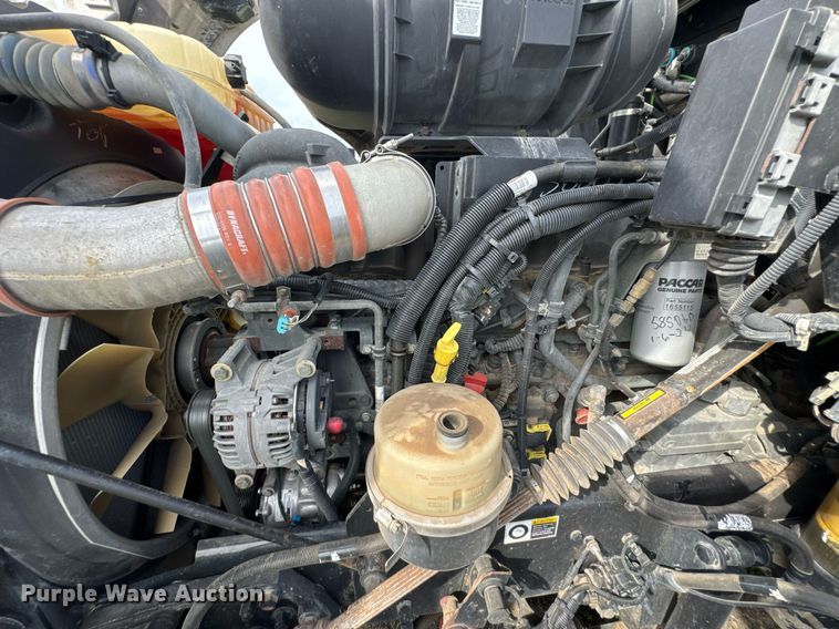 image for item DU9364 2013 Kenworth T660 semi truck