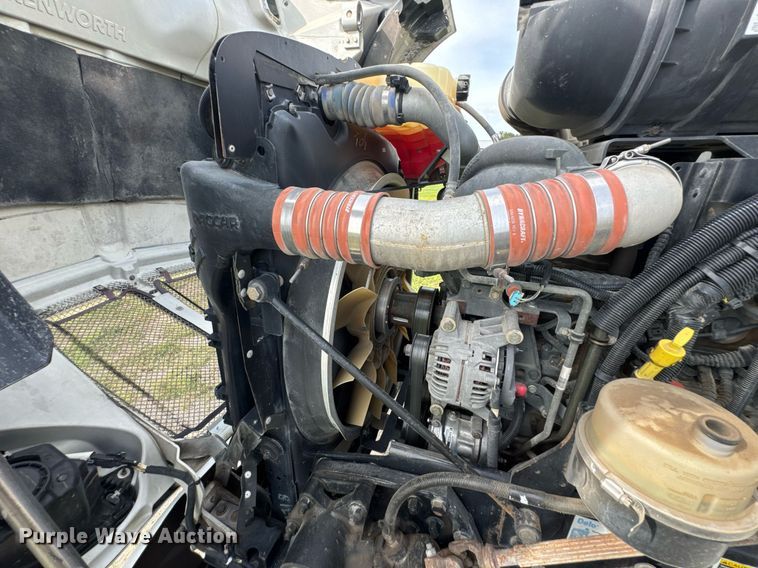 image for item DU9364 2013 Kenworth T660 semi truck