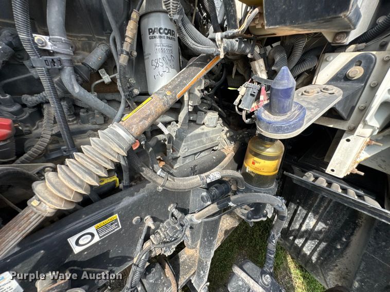 image for item DU9364 2013 Kenworth T660 semi truck