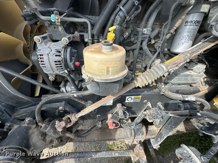 image for item DU9364 2013 Kenworth T660 semi truck