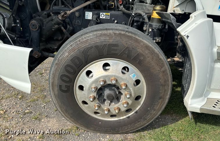 image for item DU9364 2013 Kenworth T660 semi truck