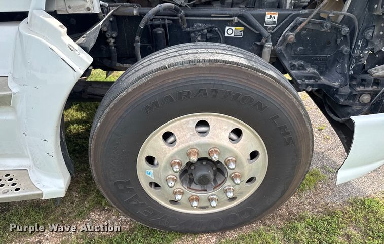 image for item DU9364 2013 Kenworth T660 semi truck