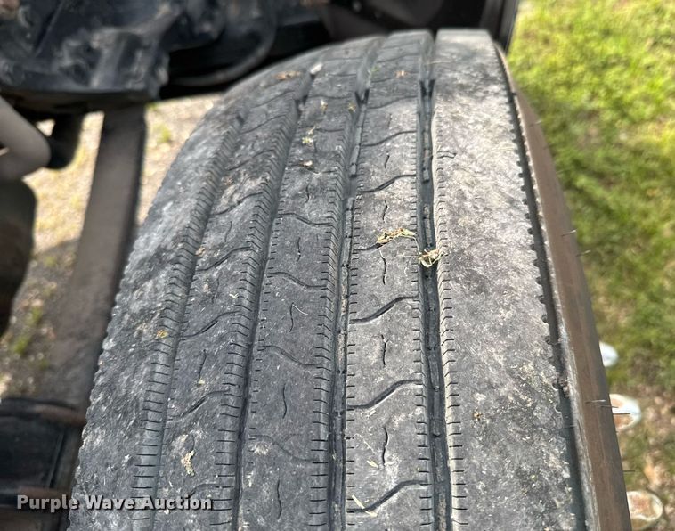 image for item DU9364 2013 Kenworth T660 semi truck