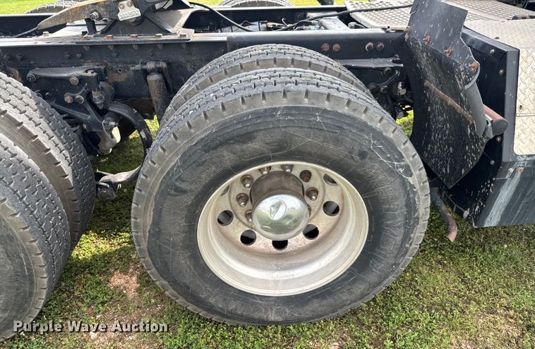 image for item DU9364 2013 Kenworth T660 semi truck