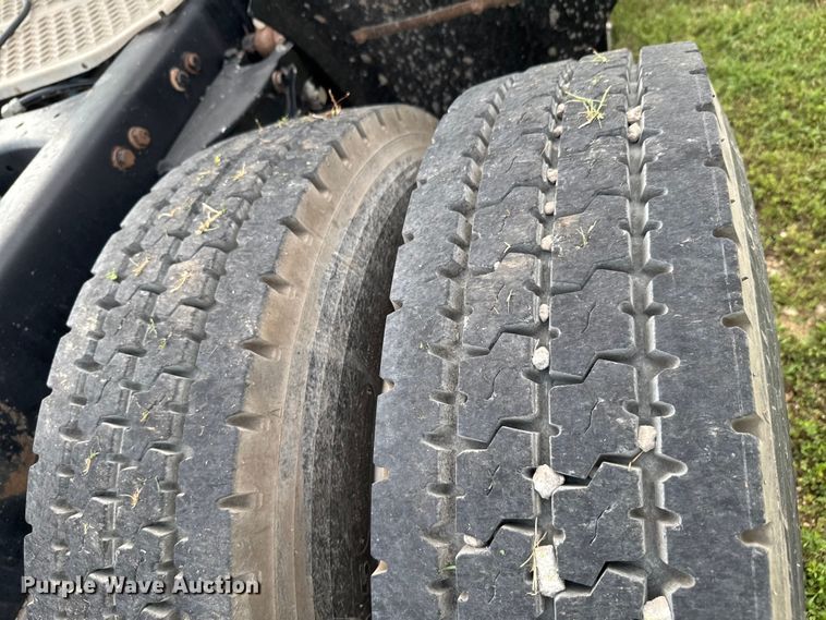 image for item DU9364 2013 Kenworth T660 semi truck