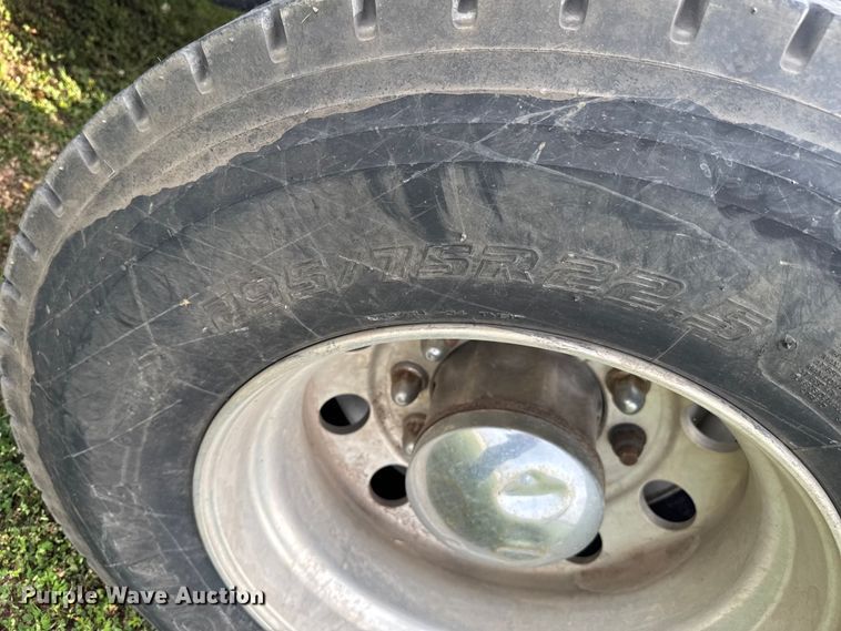 image for item DU9364 2013 Kenworth T660 semi truck