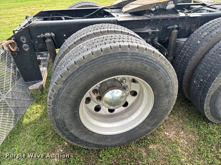 image for item DU9364 2013 Kenworth T660 semi truck