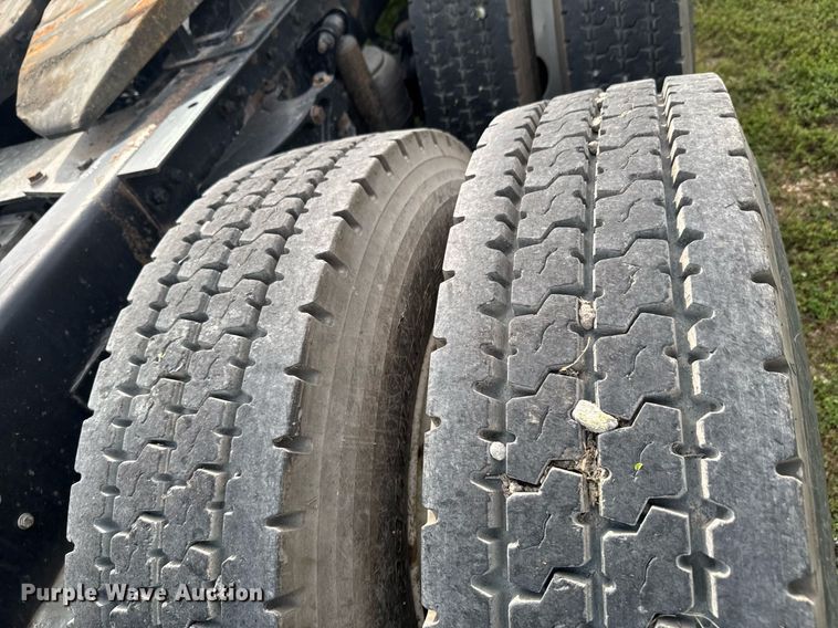 image for item DU9364 2013 Kenworth T660 semi truck