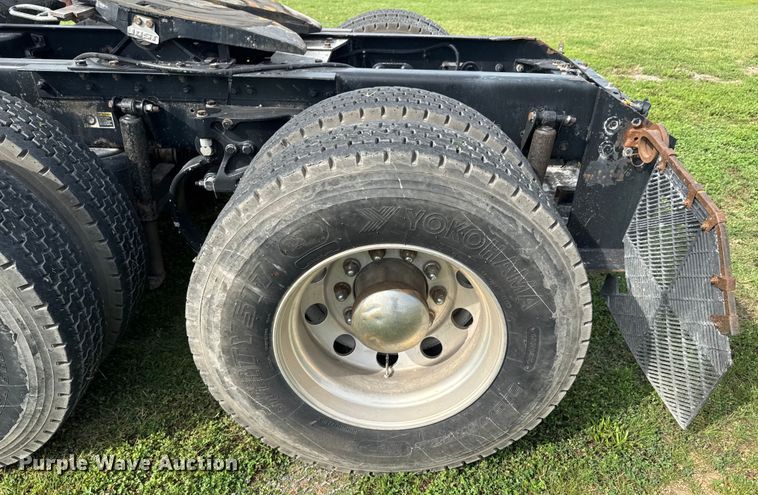 image for item DU9364 2013 Kenworth T660 semi truck