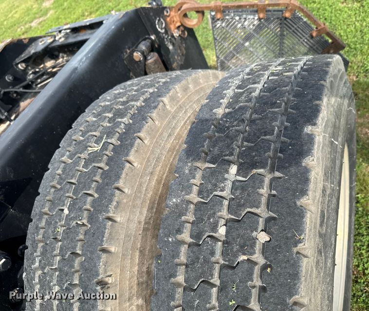 image for item DU9364 2013 Kenworth T660 semi truck