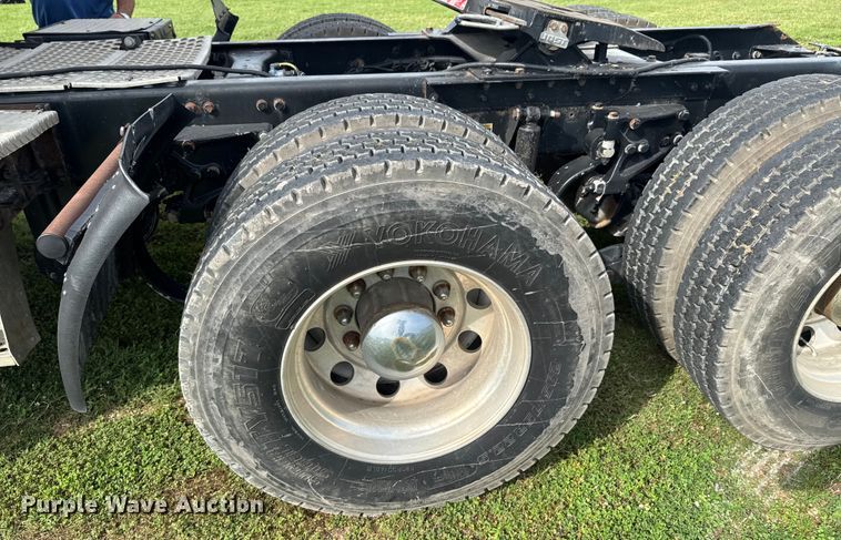 image for item DU9364 2013 Kenworth T660 semi truck