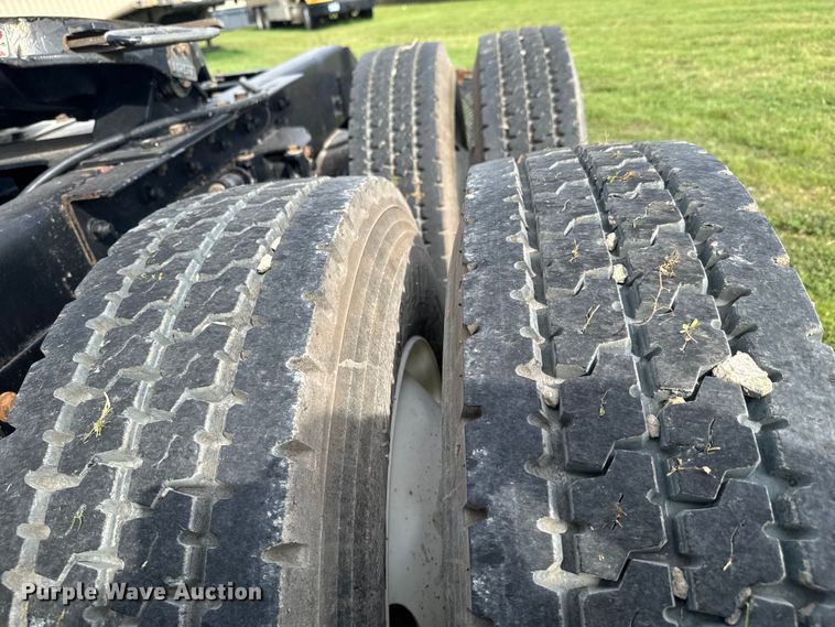 image for item DU9364 2013 Kenworth T660 semi truck