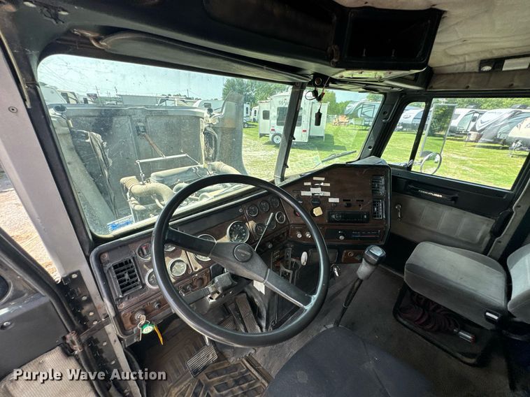 image for item DU9368 1991 Freightliner USF-1E semi truck